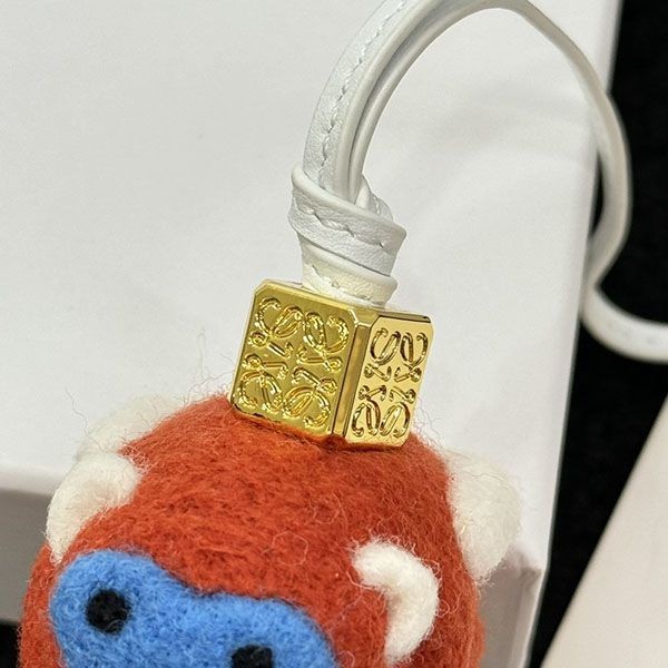可愛い ロエベ カーフスキン 偽物 バッグチャーム lox01895